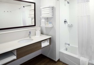 hampton inn and suites pittsburgh airport south settlers ridge