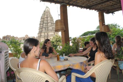 Gopi Guest House,Hampi>>Bellary,2 star