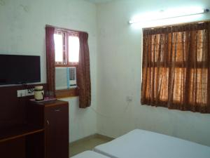 Samrat Guest House,Porur>>Chennai,1 star
