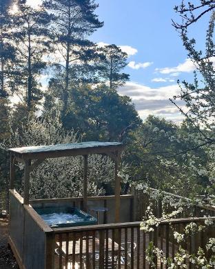 sutton spring art retreats