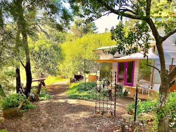 sutton spring art retreats