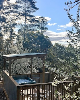 Sutton Spring Art Retreats,Elevated Plains>>Daylesford,4 star