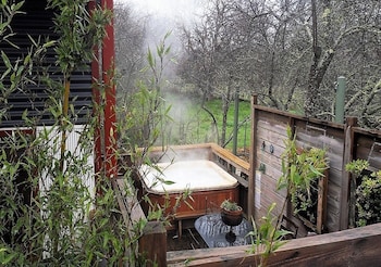 Sutton Spring Art Retreats,Elevated Plains>>Daylesford,4 star