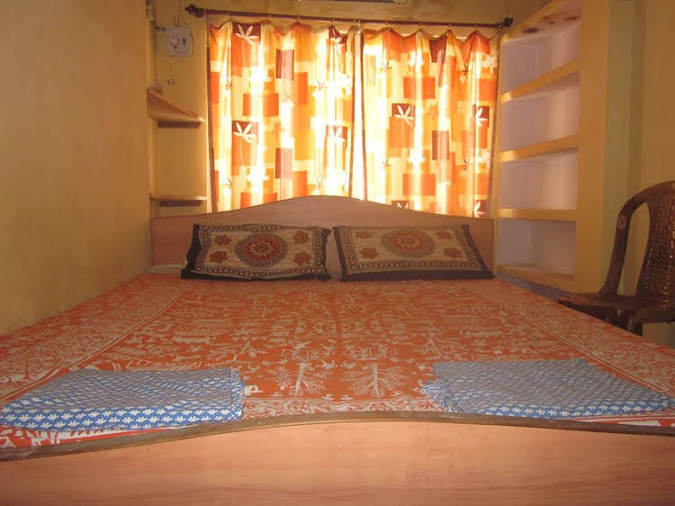khushi paying guest house