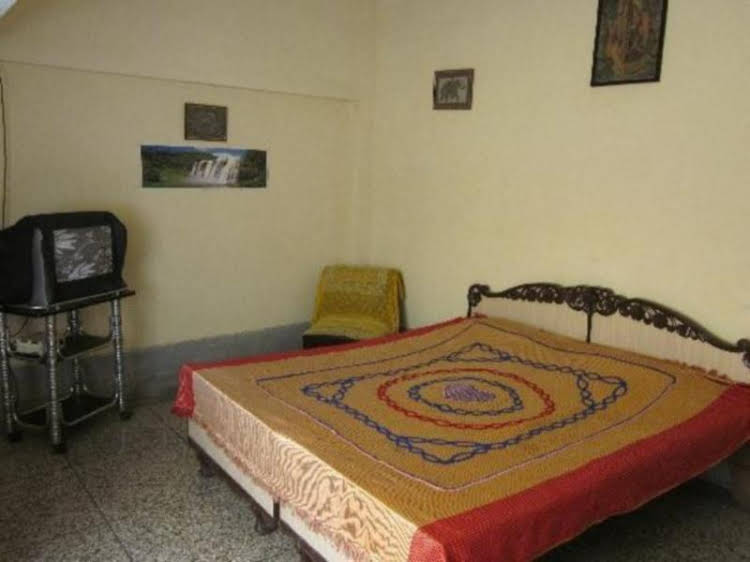 khushi paying guest house