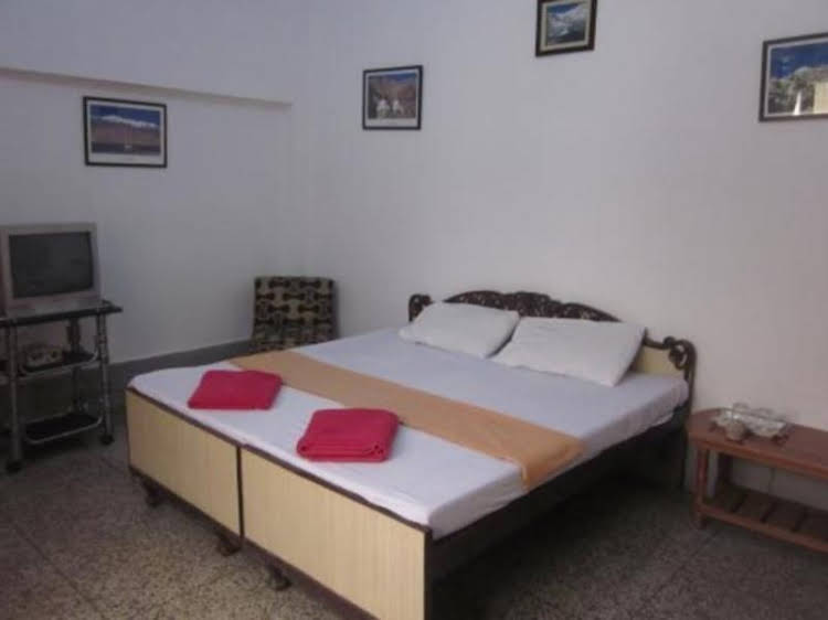 khushi paying guest house