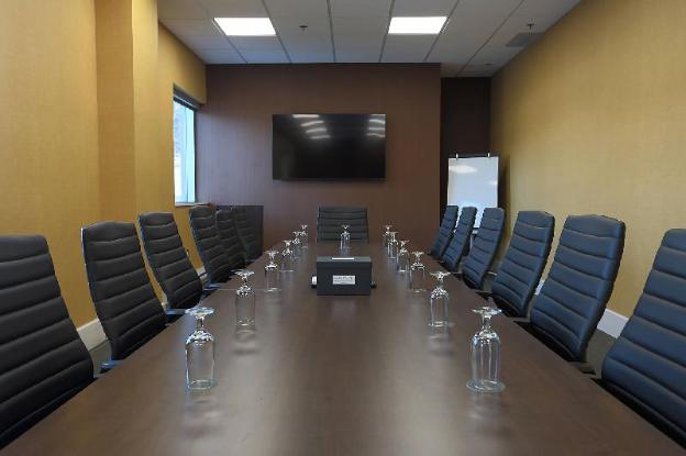 courtyard by marriott montreal west island baie durfe