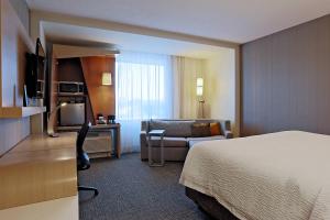 courtyard by marriott montreal west island baie durfe