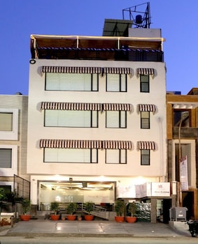 hotel harsh paradise