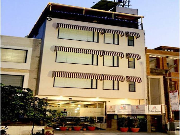 hotel harsh paradise