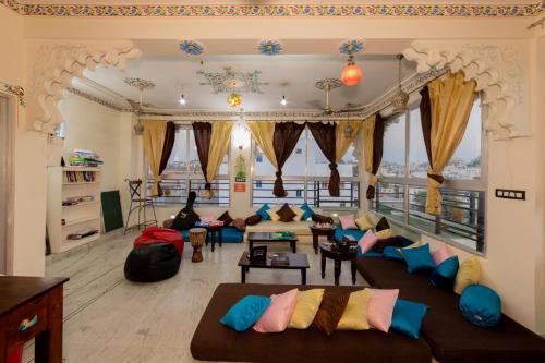 whereabout hostel udaipur