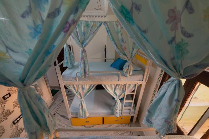 whereabout hostel udaipur