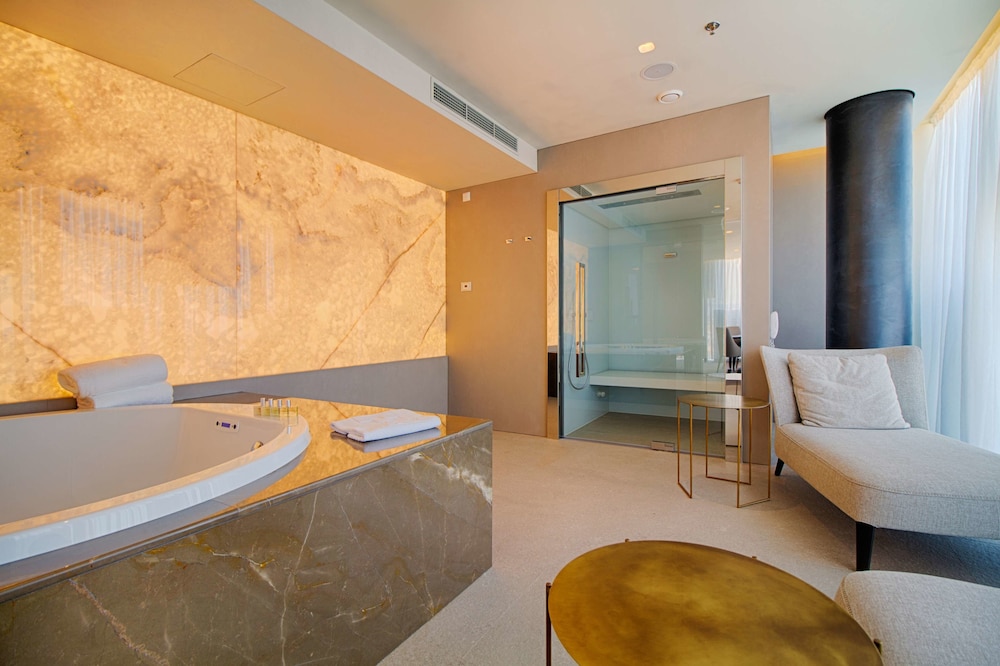 maritim hotel plaza tirana