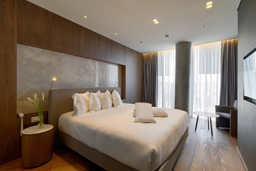 maritim hotel plaza tirana