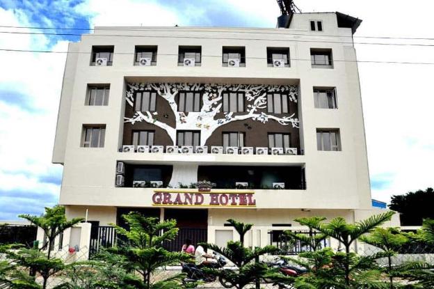 lumbinis grand hotel
