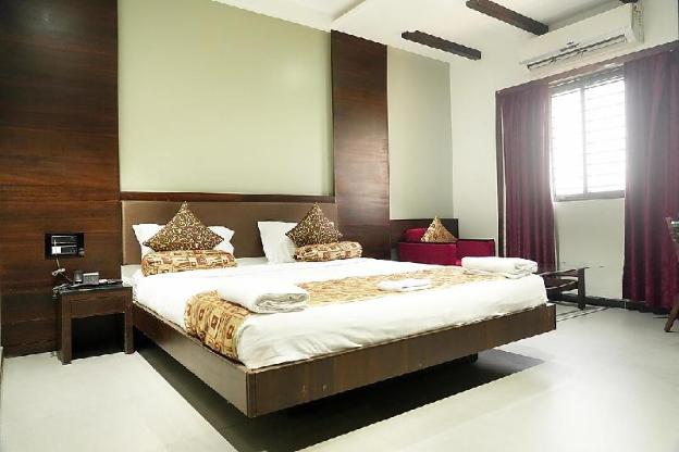 lumbinis grand hotel