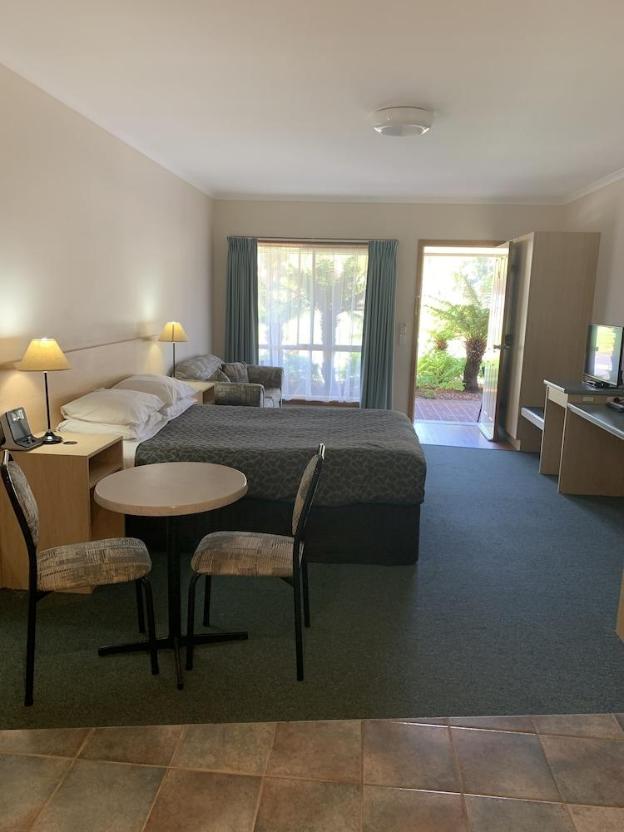 arthur phillip motor inn