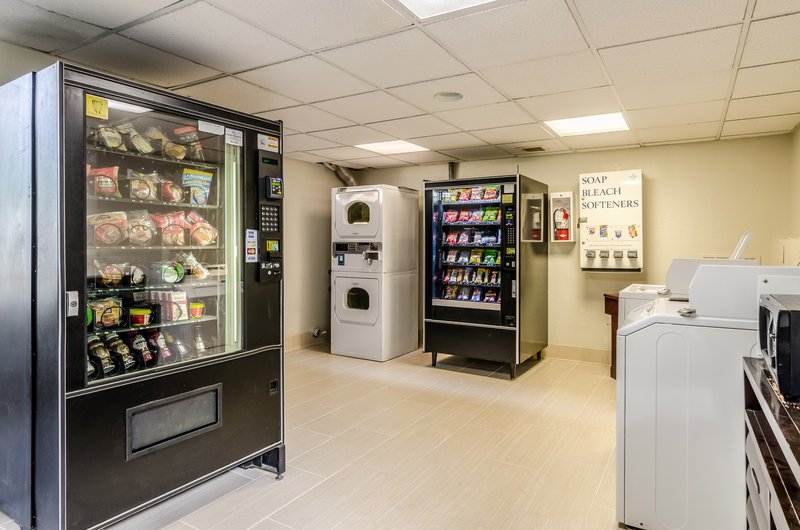 red roof inn plus wichita east