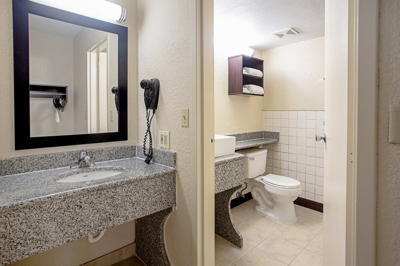 red roof inn plus wichita east