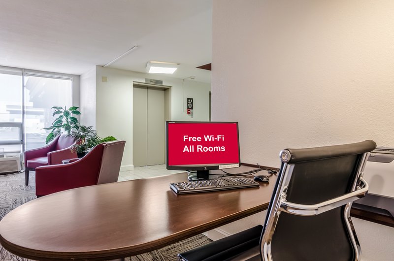 red roof inn plus wichita east