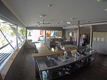 global backpackers port douglas