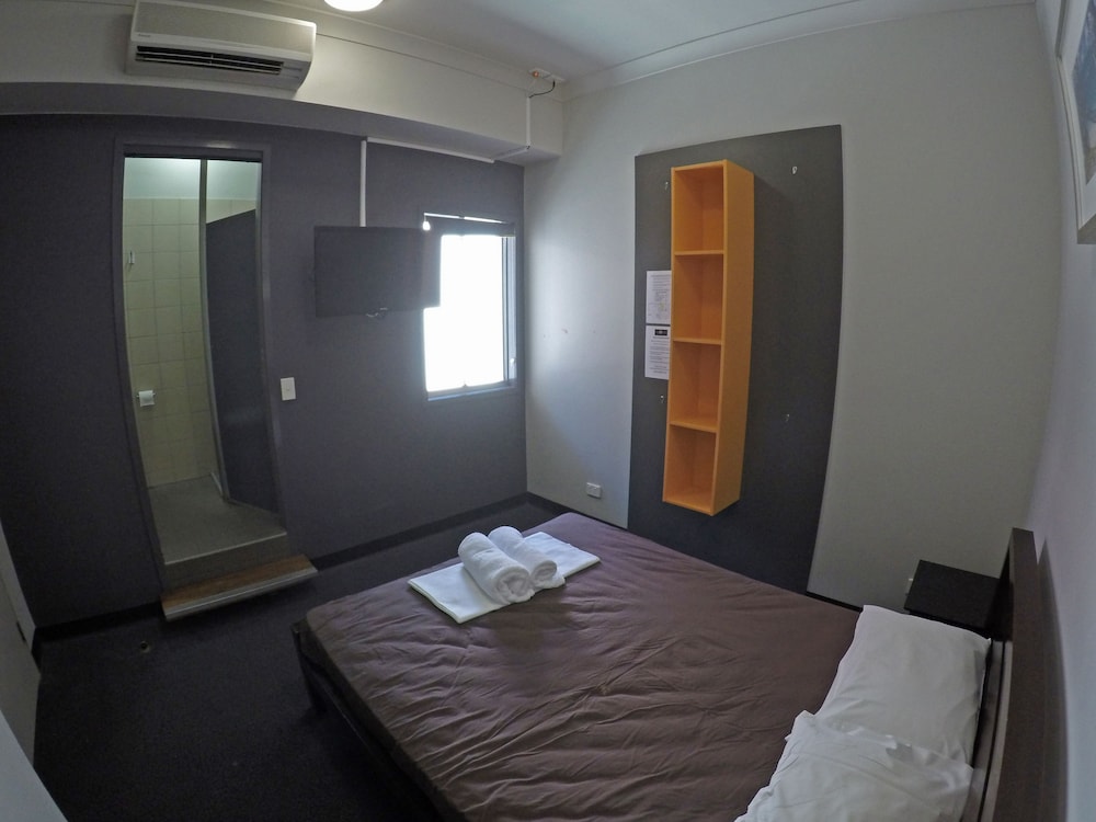 global backpackers port douglas