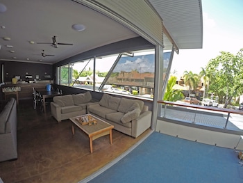 global backpackers port douglas