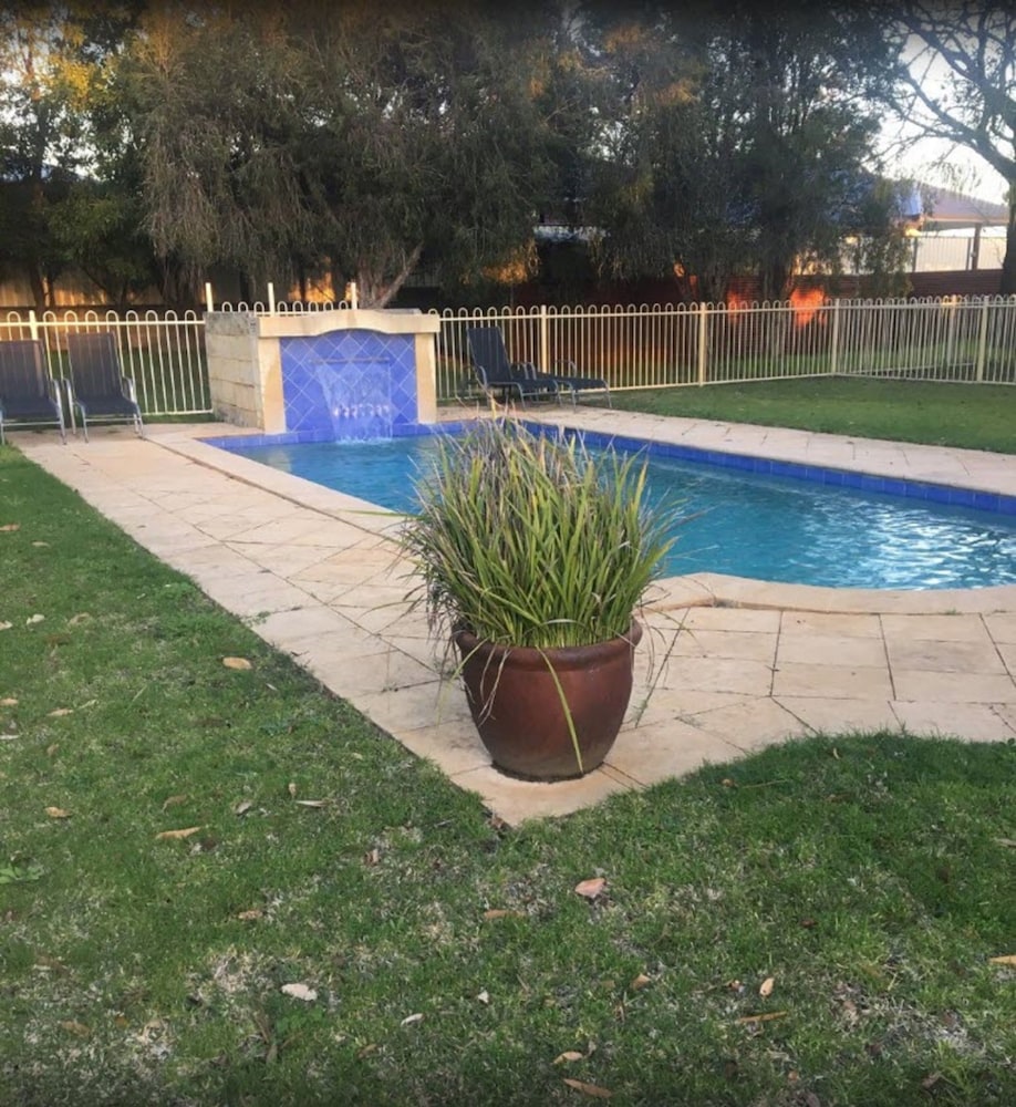 wattle grove motel