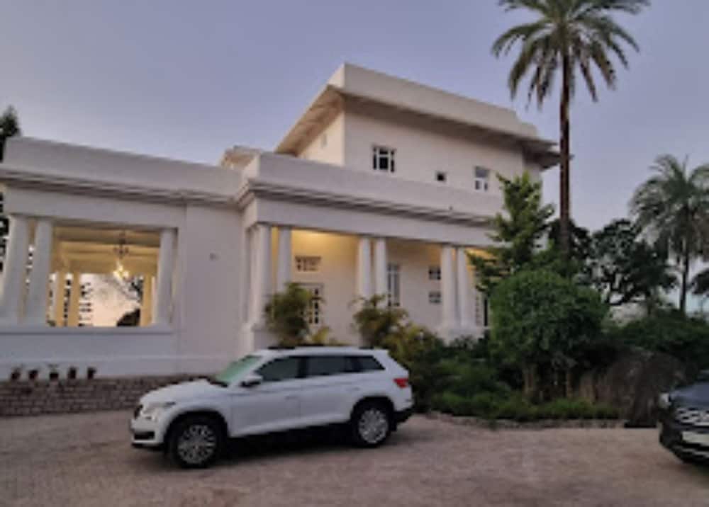 altus luxury homestay