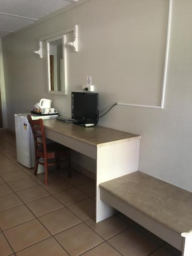 Black Nugget Hotel Motel,81 Mills Avenue,3 star