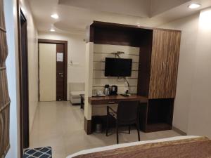 Nirvana Hotel,Near Jvh Mall,3 star