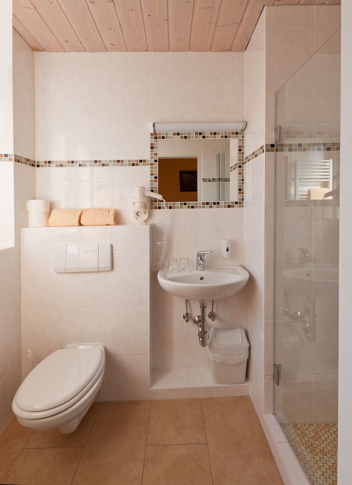 hotel das junior by max 70