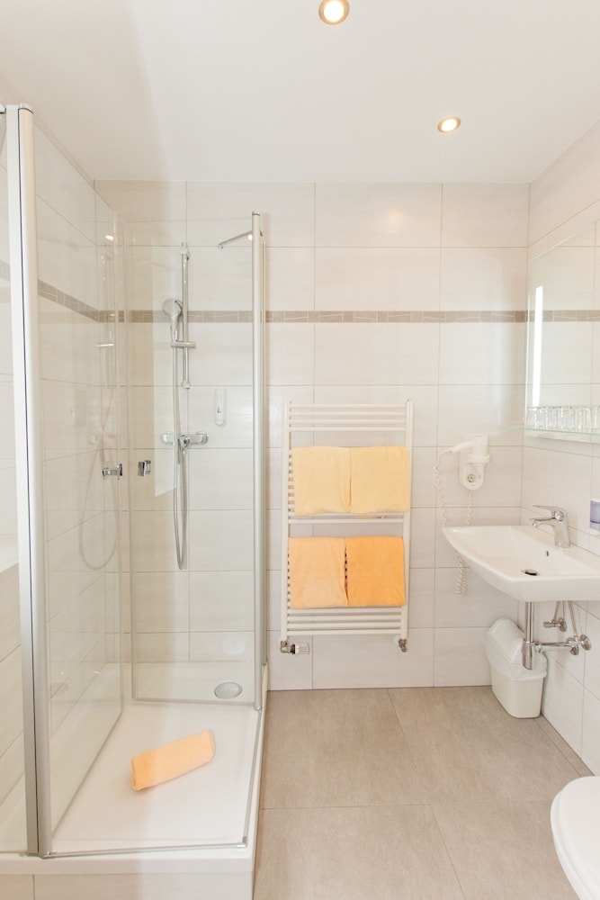 hotel das junior by max 70