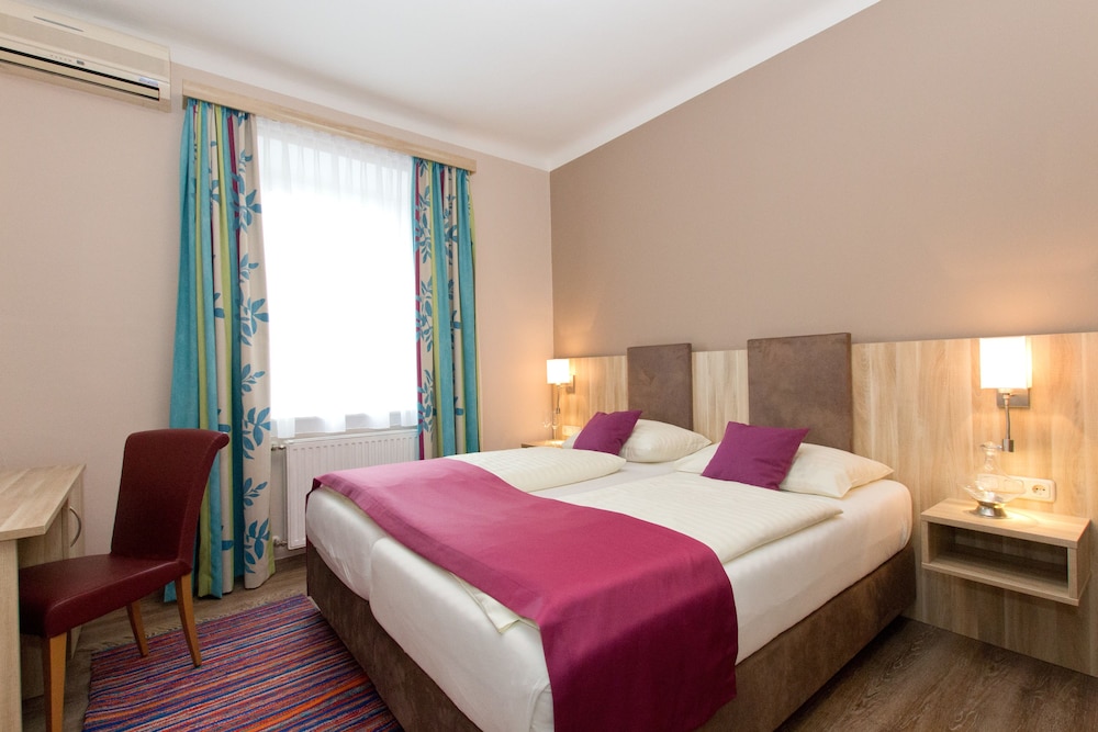 hotel das junior by max 70