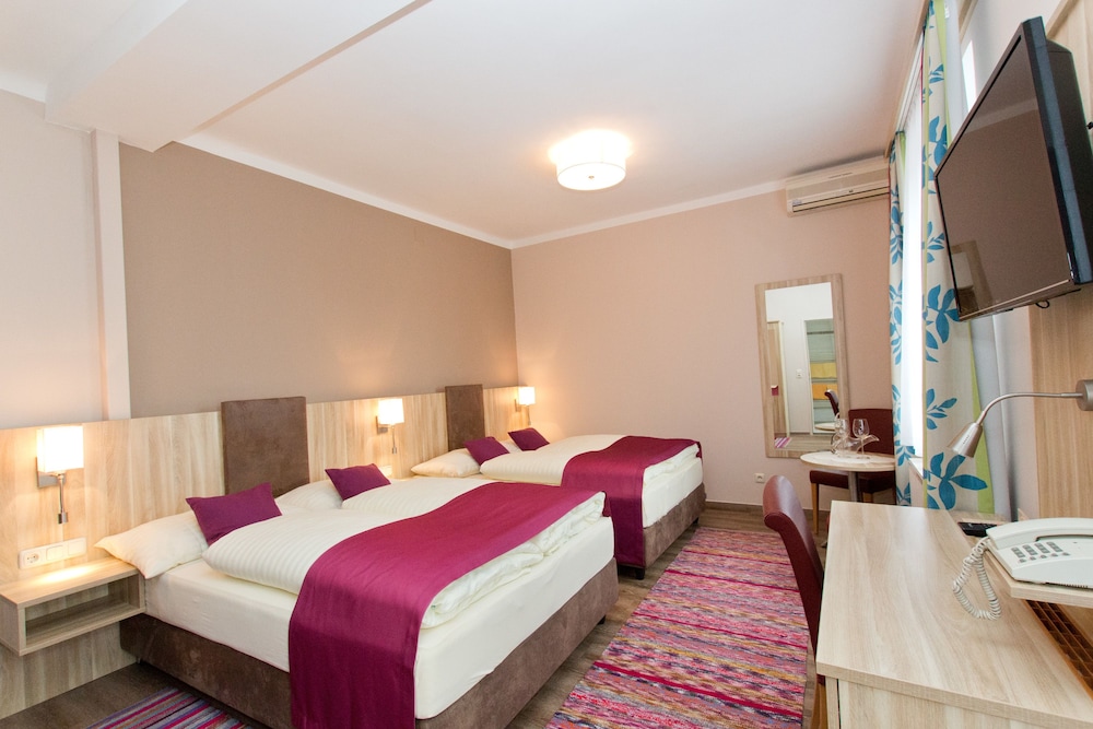 hotel das junior by max 70