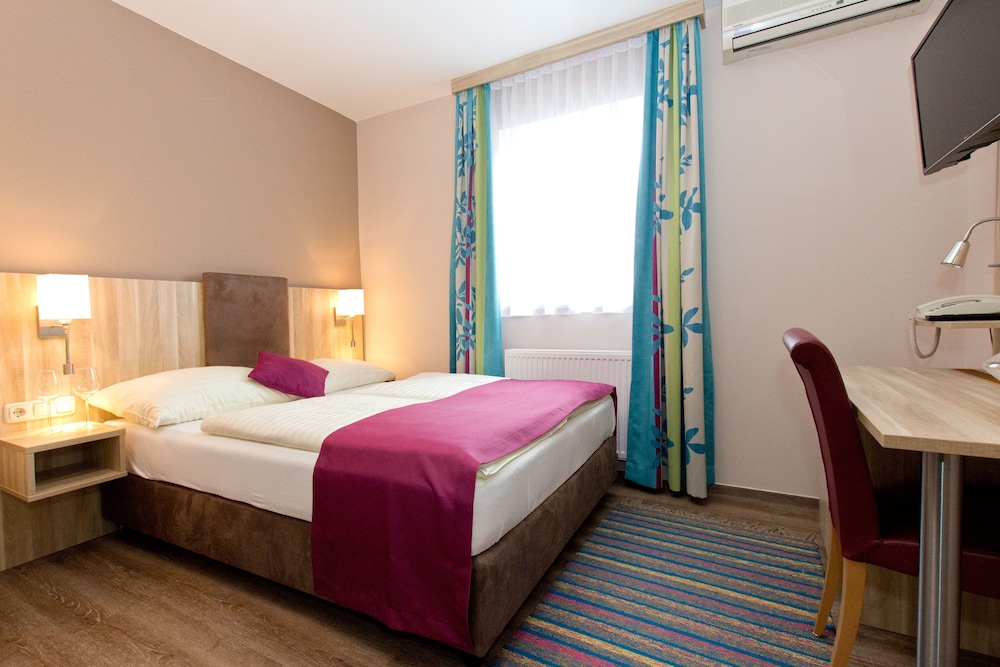 hotel das junior by max 70