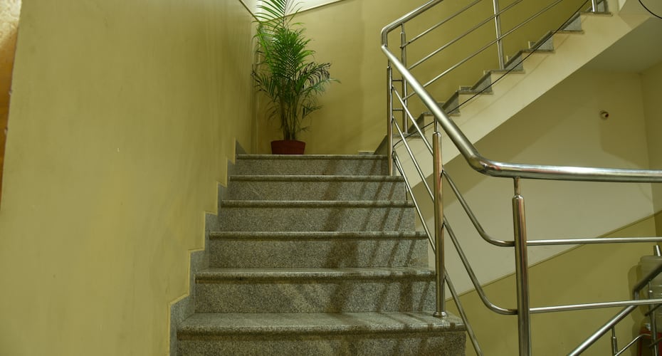 Maldives Inn,Mathikere,3 star