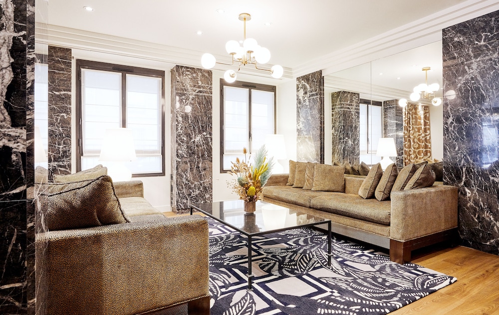 plaza tour eiffel hotel