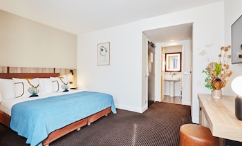 plaza tour eiffel hotel