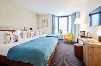 plaza tour eiffel hotel