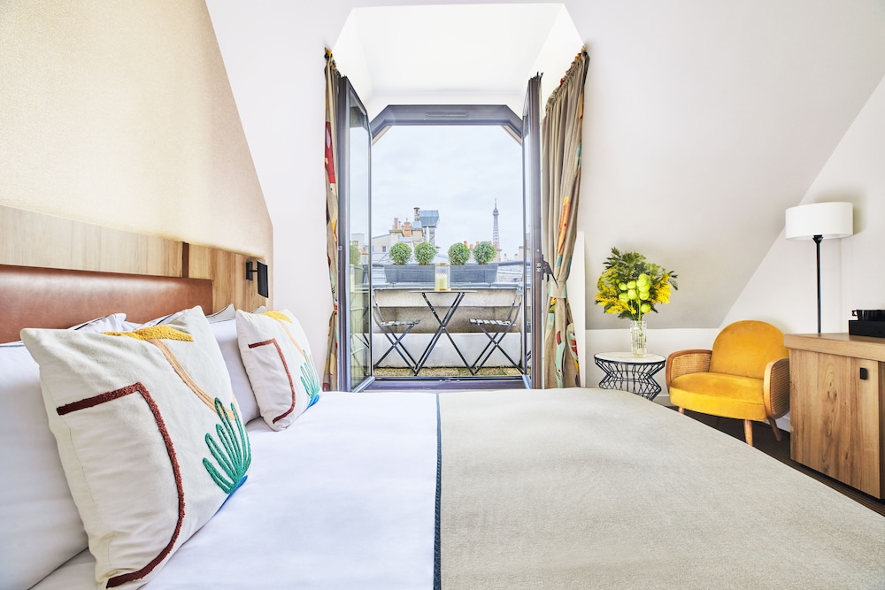 plaza tour eiffel hotel