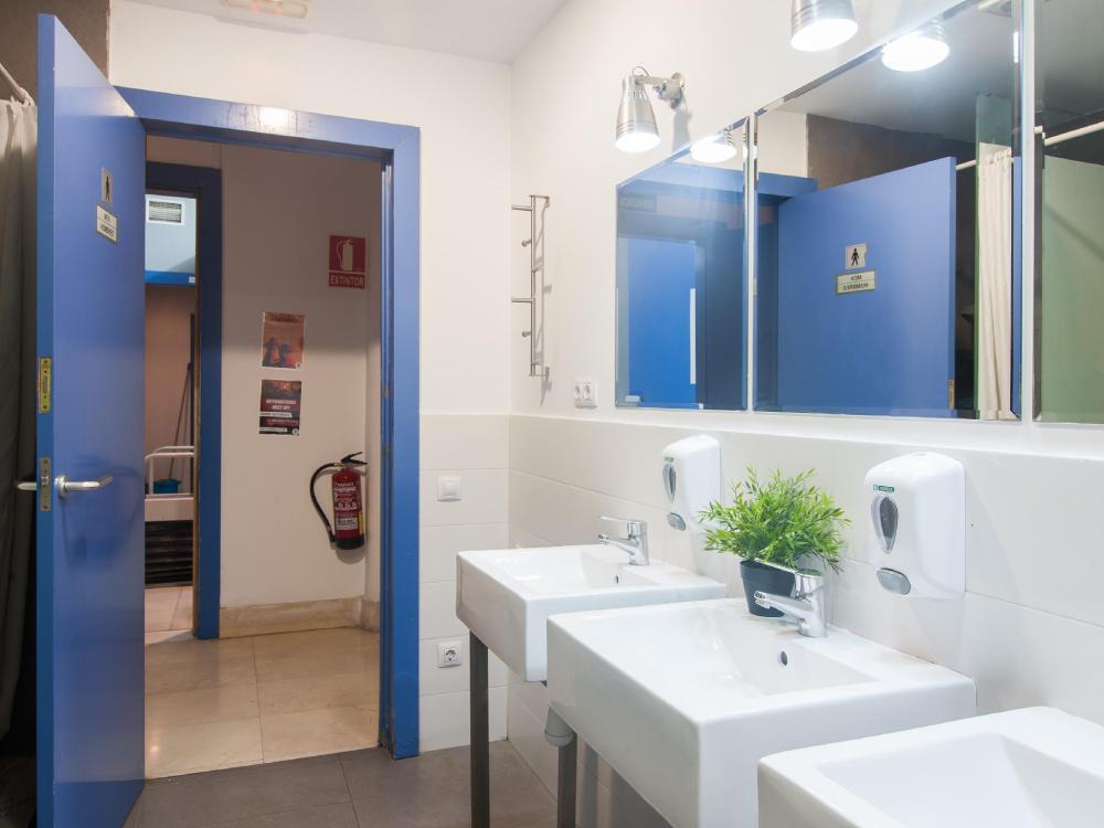 no limit hostel central
