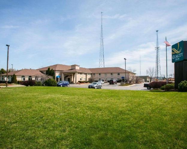 quality inn and suites woodstock near lake geneva