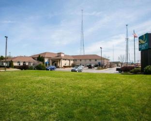 quality inn and suites woodstock near lake geneva