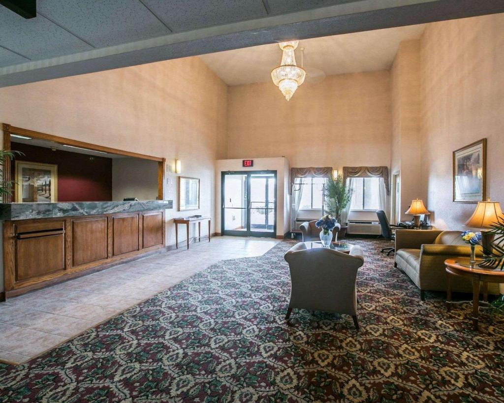 quality inn and suites woodstock near lake geneva