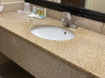 quality inn and suites woodstock near lake geneva