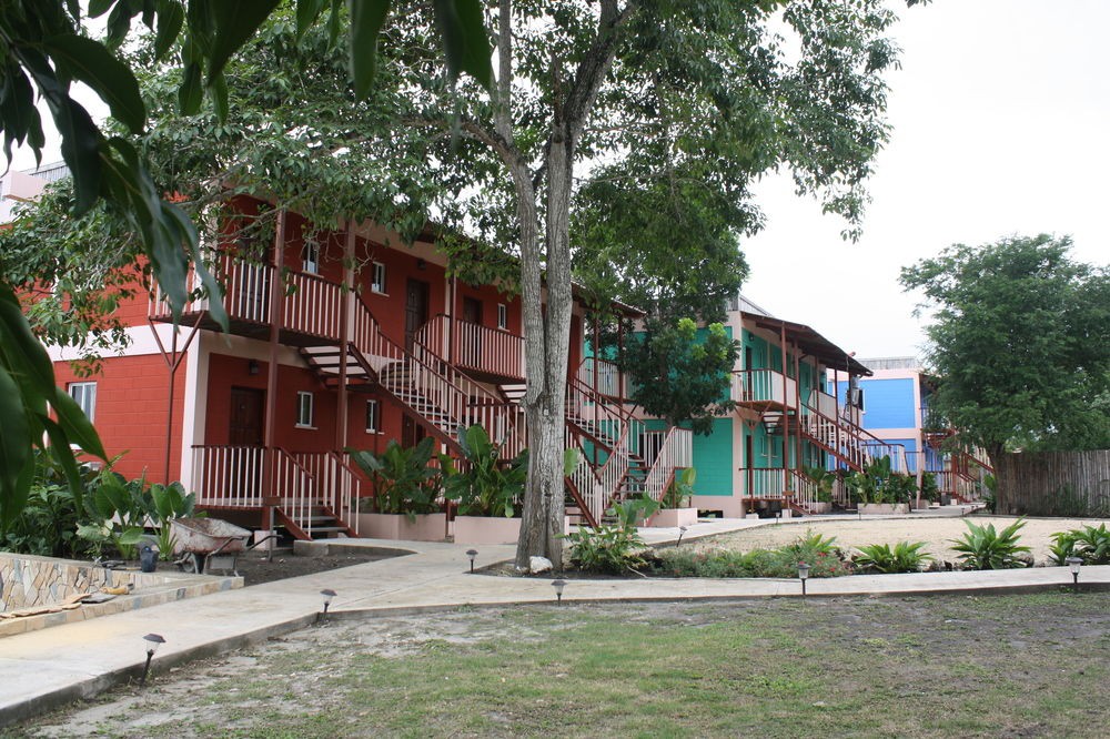 lamanai landings hotel and marina