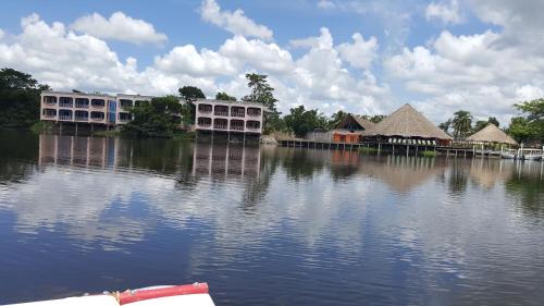 lamanai landings hotel and marina