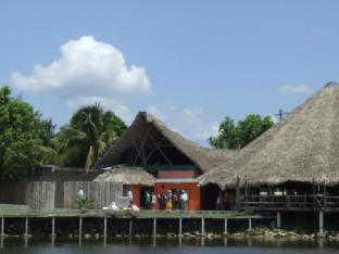 lamanai landings hotel and marina