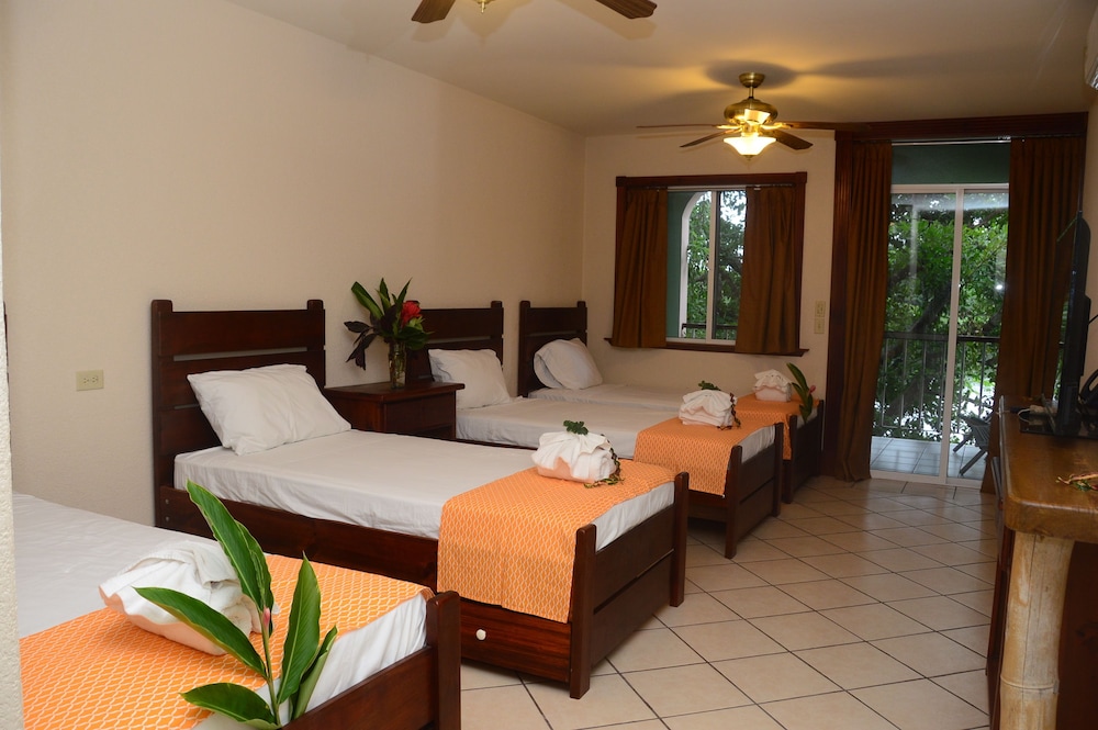 lamanai landings hotel and marina